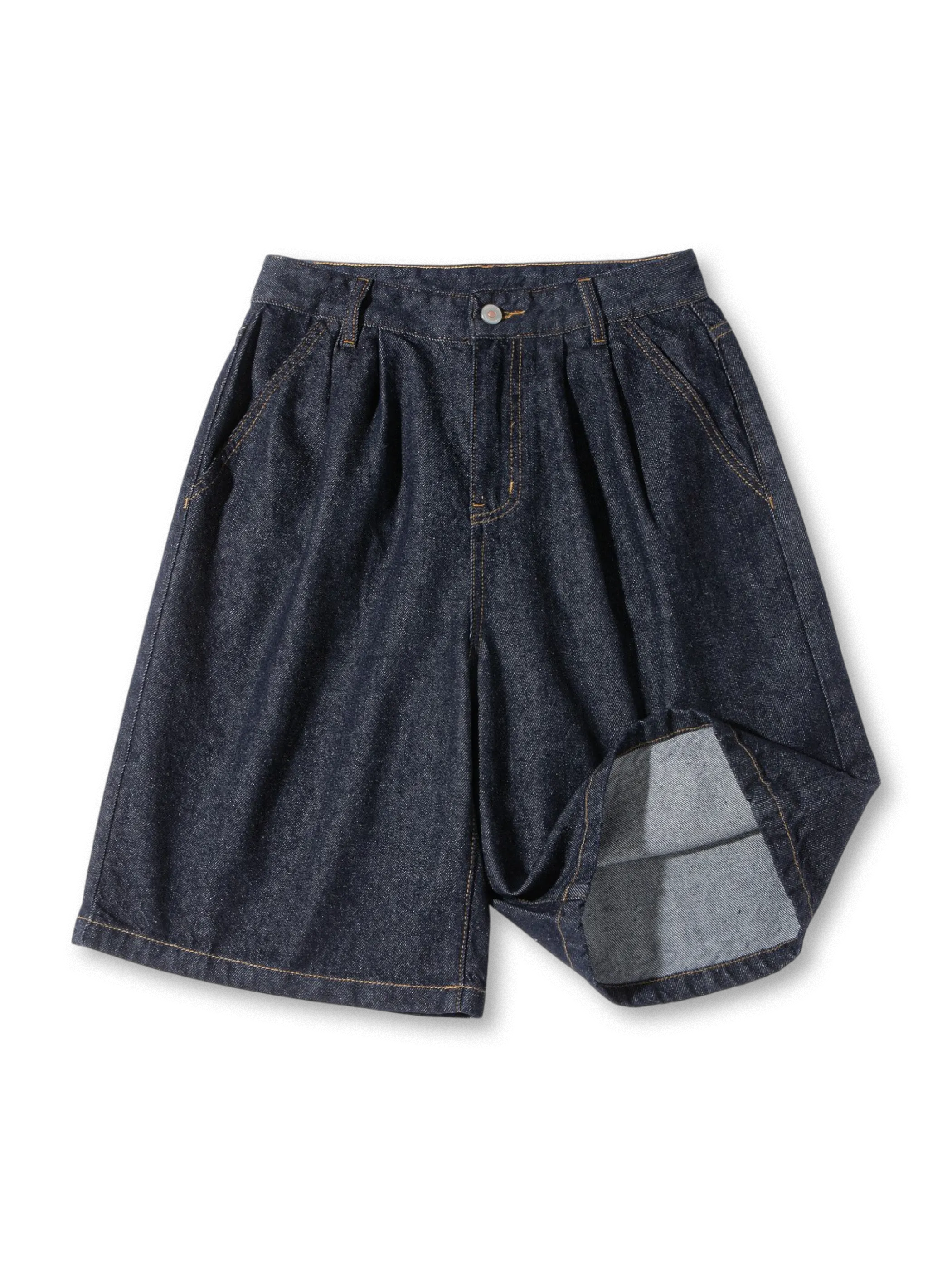 ダブルタックが特徴のワイドデニムショーツ全体像
