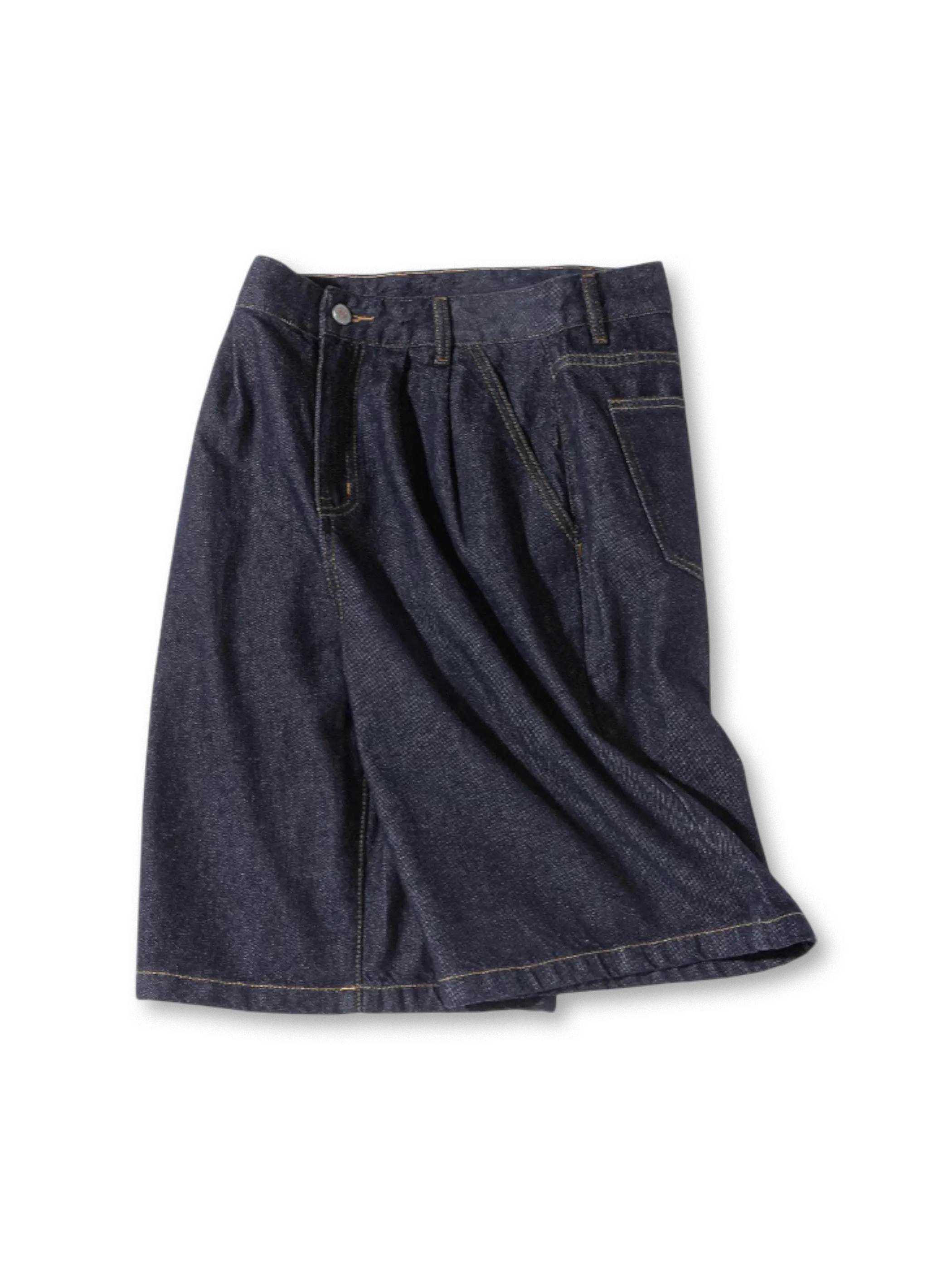 ダブルタックが特徴のワイドデニムショーツ全体像
