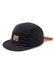 エクスプローラーハットの通気孔とオレンジ色のプルタブのクローズアップ、耐摩耗性に優れたナイロン素材。