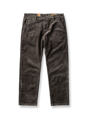 製品画像
高密度の14畝コーデュロイ素材を使用したストレートカーゴパンツ。クラシックなストレートシルエットとウォッシュ加工によるヴィンテージ感が特徴で、鉱山作業着の伝統を受け継ぐデザインが際立つ

詳細画像
バックポケットに施された二重補強ディテールとウエスト内側の丁寧なパイピング仕上げが、機能性とクラシックな仕立ての美学を象徴。コーデュロイの均一な畝立ちが繊細な質感を強調
