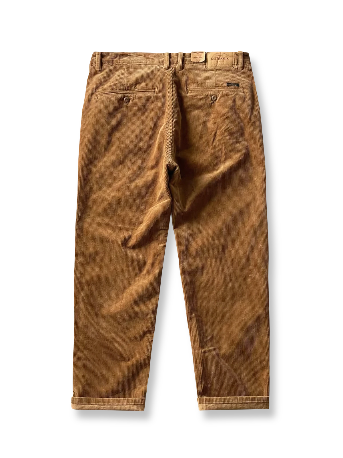 製品画像
高密度の14畝コーデュロイ素材を使用したストレートカーゴパンツ。クラシックなストレートシルエットとウォッシュ加工によるヴィンテージ感が特徴で、鉱山作業着の伝統を受け継ぐデザインが際立つ

詳細画像
バックポケットに施された二重補強ディテールとウエスト内側の丁寧なパイピング仕上げが、機能性とクラシックな仕立ての美学を象徴。コーデュロイの均一な畝立ちが繊細な質感を強調
