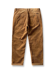 製品画像
高密度の14畝コーデュロイ素材を使用したストレートカーゴパンツ。クラシックなストレートシルエットとウォッシュ加工によるヴィンテージ感が特徴で、鉱山作業着の伝統を受け継ぐデザインが際立つ

詳細画像
バックポケットに施された二重補強ディテールとウエスト内側の丁寧なパイピング仕上げが、機能性とクラシックな仕立ての美学を象徴。コーデュロイの均一な畝立ちが繊細な質感を強調
