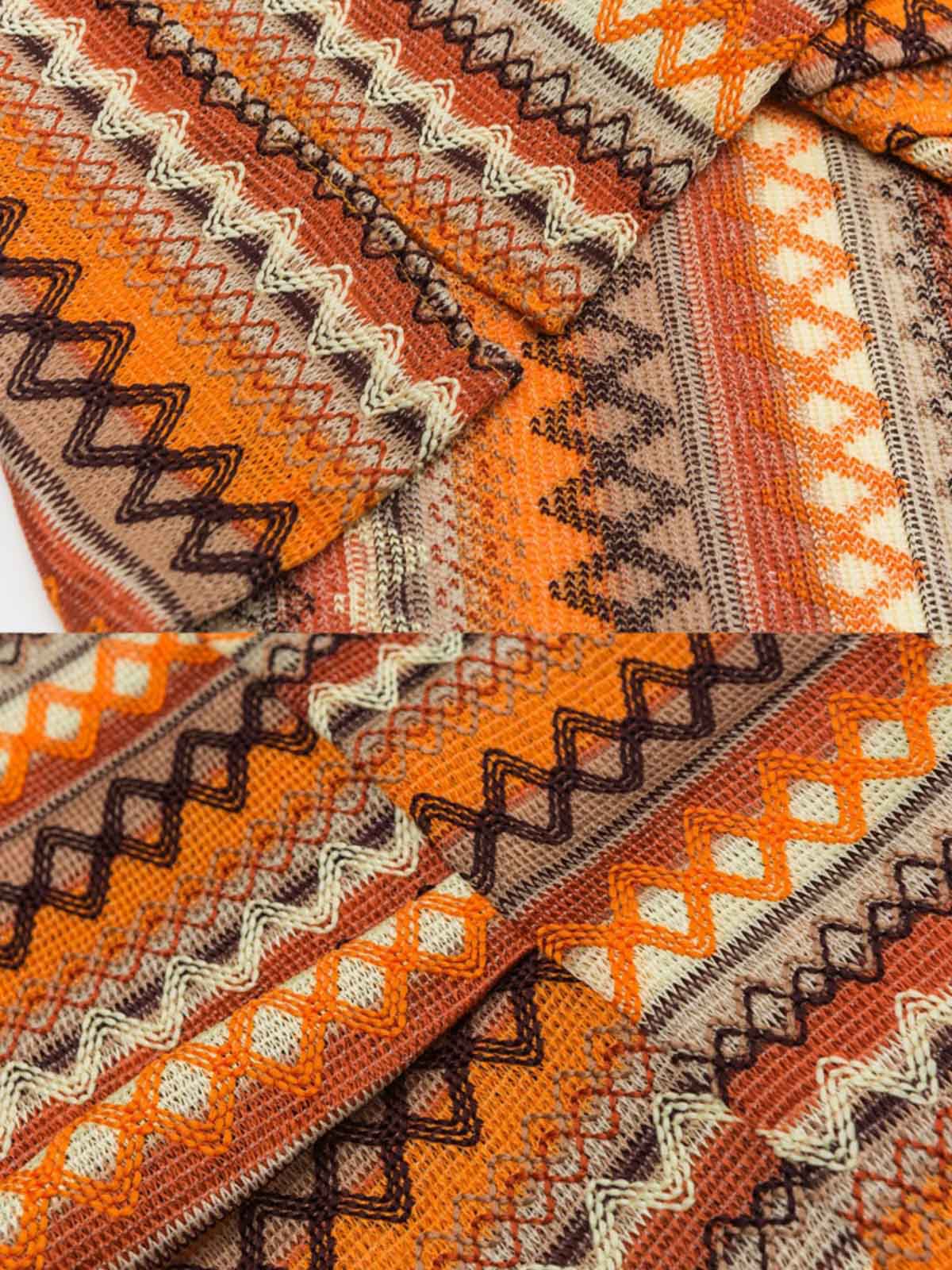 キューバカラー立体編みシャツの襟のデザインと生地の立体的な編みパターンのクローズアップ。精緻な技術と色鮮やかなディテールが見て取れ、シャツにアートフルなタッチを加えています。