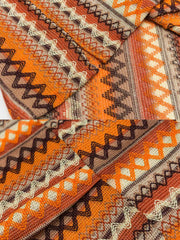 キューバカラー立体編みシャツの襟のデザインと生地の立体的な編みパターンのクローズアップ。精緻な技術と色鮮やかなディテールが見て取れ、シャツにアートフルなタッチを加えています。