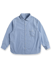 製品画像: 色織り起毛レトロストライプシャツの全体展示。長繊維コットンを使用し、両面起毛加工が施された生地が、柔らかな肌触りを提供。レトロなストライプデザインと Oversized シルエットが、通勤やカジュアルシーンに最適なスタイルを演出します。

詳細画像: 胸ポケットとストライプ柄のディテール特写。精緻な織り目と均一なデザインが、ヴィンテージ感を引き立てつつ、現代的なカジュアルさも加えています。クロスステッチでの仕上げが、デザインの深みと耐久性を強調。