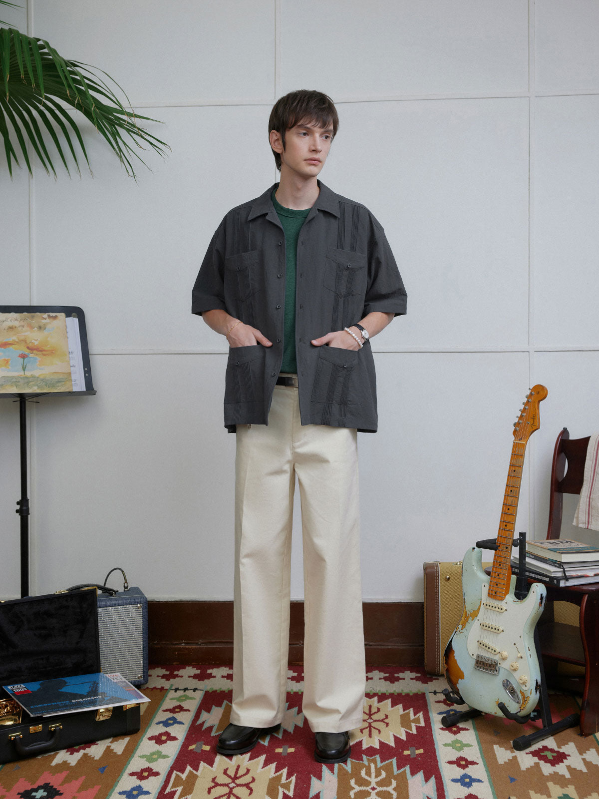 詳細画像: 裾部分とポケットデザインの特写。ディテールにこだわり、実用性とデザイン性を兼ね備えた仕上がり。

モデル画像: コットンカジュアルパンツとシンプルなトップスを合わせた日常のカジュアルスタイルを披露するモデル。4色のカラーバリエーションを活かしたコーディネート。