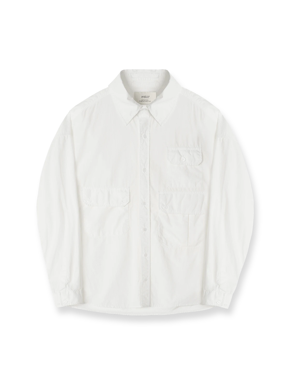 製品画像: コットン製和風ワークシャツ全体展示。日本製のコットン素材と酵素洗い加工が施されたクラシックなデザインのワークシャツ。

詳細画像: 胸元の3ポケットと酵素洗い加工ディテールの特写。ヴィンテージ感を引き立てるデザインで、機能性とファッション性を兼ね備えた仕上がり。