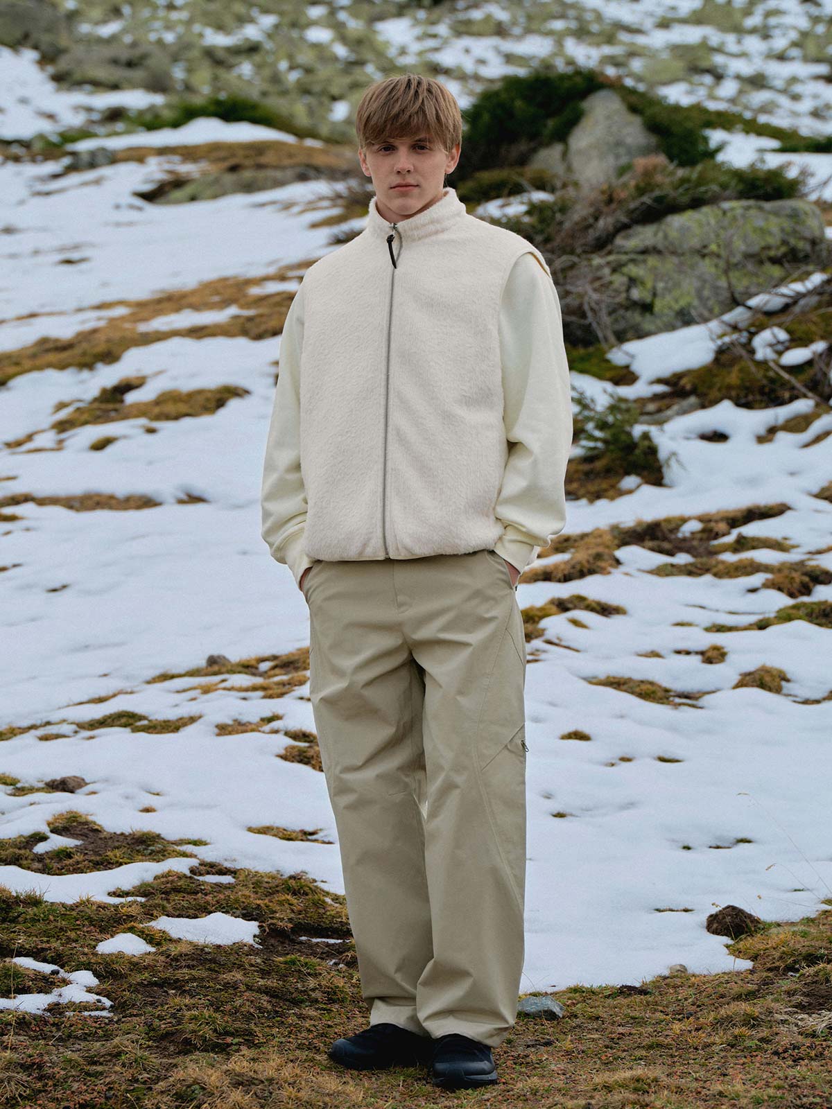 詳細画像: 異形カッティングとジップポケットのディテール展示 - 立体感のあるビジュアルと収納力。
モデル画像: モデル着用のアウトドアスタイルシェルパンツのスタイリング - 日常のカジュアルシーンにも対応。