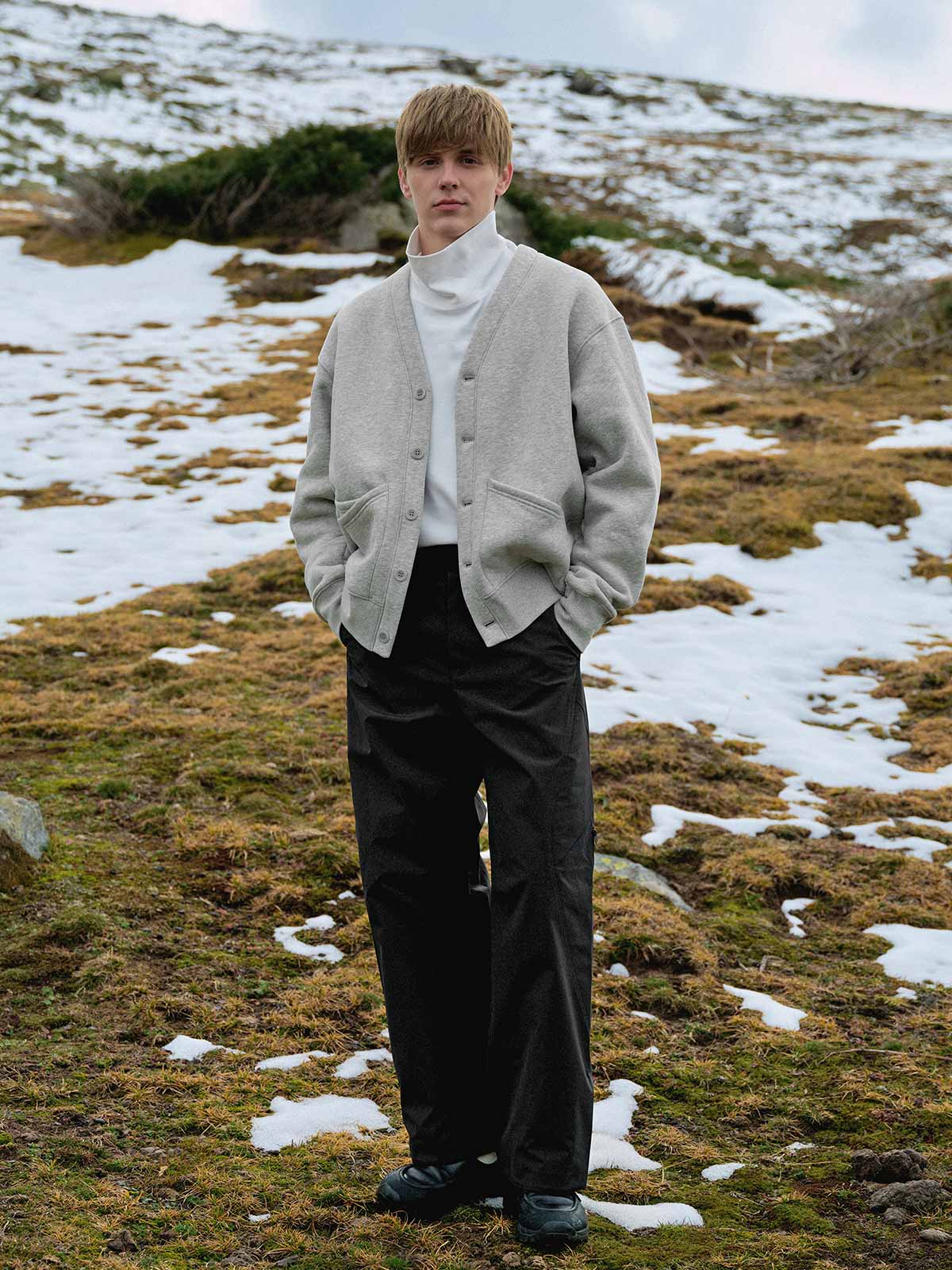 詳細画像: 異形カッティングとジップポケットのディテール展示 - 立体感のあるビジュアルと収納力。
モデル画像: モデル着用のアウトドアスタイルシェルパンツのスタイリング - 日常のカジュアルシーンにも対応。