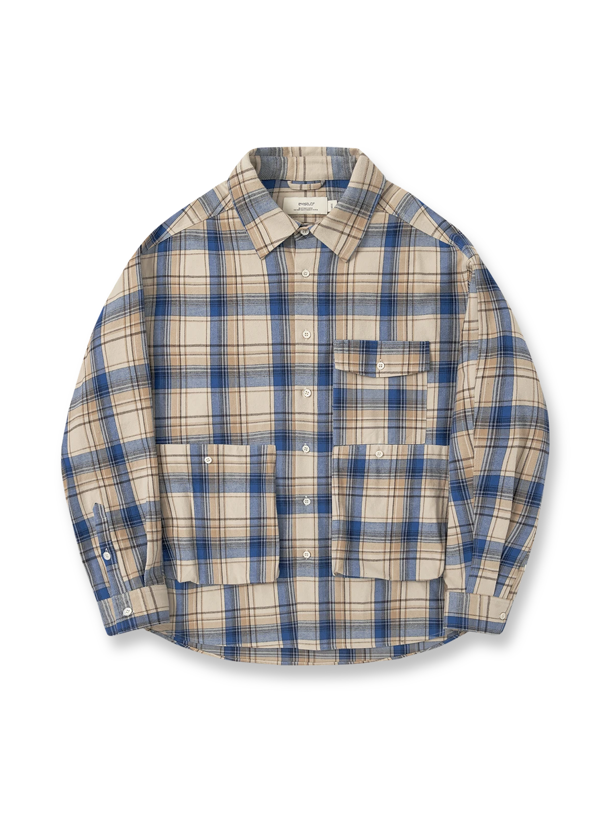 製品画像: 秋冬向け厚手ブルーチェック柄 三つポケットシャツの正面全体展示。レトロでクラシックなジャパニーズテイストデザイン。
詳細画像: 色褪せしにくい色織り生地と三つポケットのディテール。厚手で暖かい質感が伝わる画像。