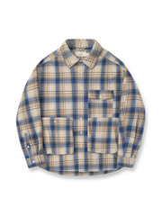 製品画像: 秋冬向け厚手ブルーチェック柄 三つポケットシャツの正面全体展示。レトロでクラシックなジャパニーズテイストデザイン。
詳細画像: 色褪せしにくい色織り生地と三つポケットのディテール。厚手で暖かい質感が伝わる画像。