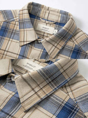 製品画像: 秋冬向け厚手ブルーチェック柄 三つポケットシャツの正面全体展示。レトロでクラシックなジャパニーズテイストデザイン。
詳細画像: 色褪せしにくい色織り生地と三つポケットのディテール。厚手で暖かい質感が伝わる画像。