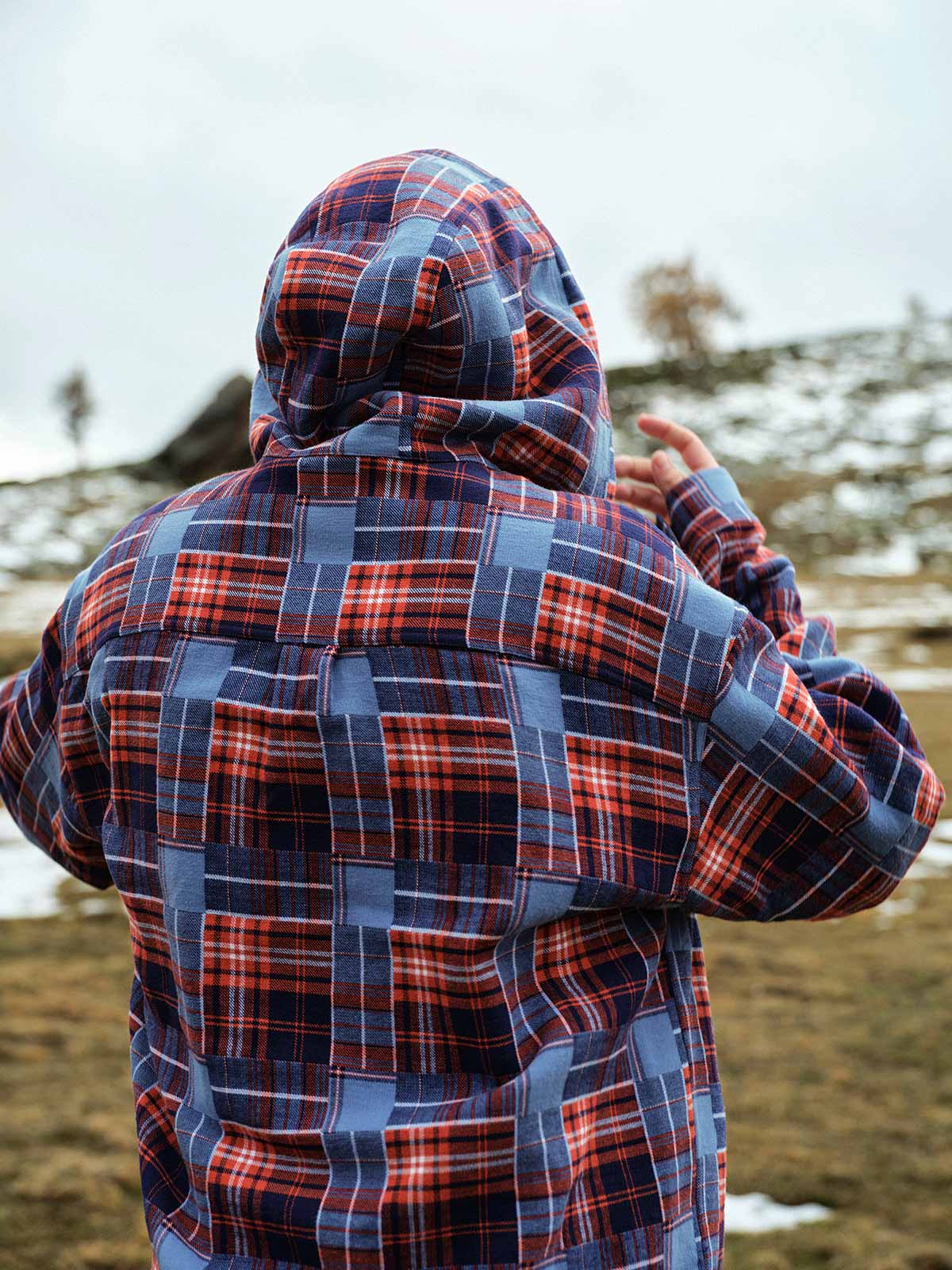 詳細画像: 赤と青のチェック柄のディテールとフードデザイン
モデル画像: モデルが着用した秋冬向けレトロフーディーシャツジャケットのスタイリング例
