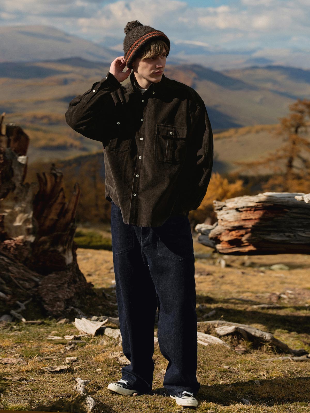 詳細画像: ダブルポケットとコーデュロイ素材の質感を強調したディテール展示。実用性とレトロな魅力を兼ね備えたデザイン。

モデル画像: モデルが着用したコーデュロイワークシャツの全体スタイリング。冬の通勤やカジュアルシーンにぴったりなアイテム。