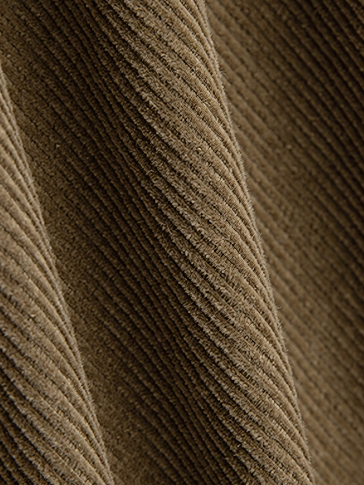 製品画像: ジャパニーズテイストのコーデュロイワークシャツの正面展示。冬に最適な柔らかい100%コットン素材で、カジュアルかつ上品なスタイルを提供。

詳細画像: ダブルポケットとコーデュロイ素材の質感を強調したディテール展示。実用性とレトロな魅力を兼ね備えたデザイン。