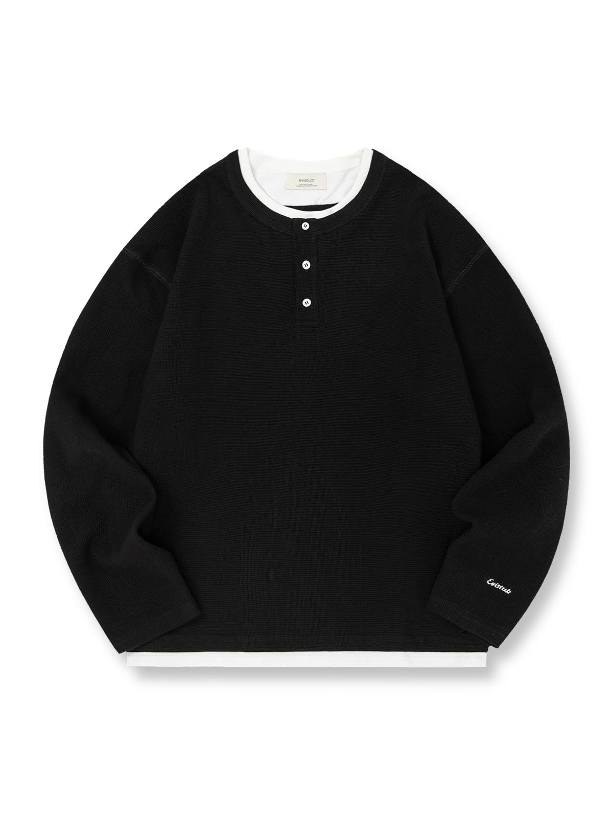 製品画像: ヘンリーネック レイヤード風 ワッフル 長袖Tシャツ全体展示。ヘンリーネックとレイヤード風デザインが融合したスタイル、ワッフル生地が独特の質感を引き立て、洗練されたカジュアル感を演出。

詳細画像: ワッフル生地のテクスチャーとレイヤードデザインの特写。独自の質感とディテールが着こなしに深みを加え、シンプルでありながらもデザイン性が光る。