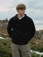 詳細画像: 粗い編み目と二色使いの大きめ襟のディテール展示。ヴィンテージ感が際立つデザイン。
モデル画像: モデルが着用したレトロ大きめ襟付きセーラーニットの全体スタイリング。カジュアルでありながらも洗練された印象を演出。