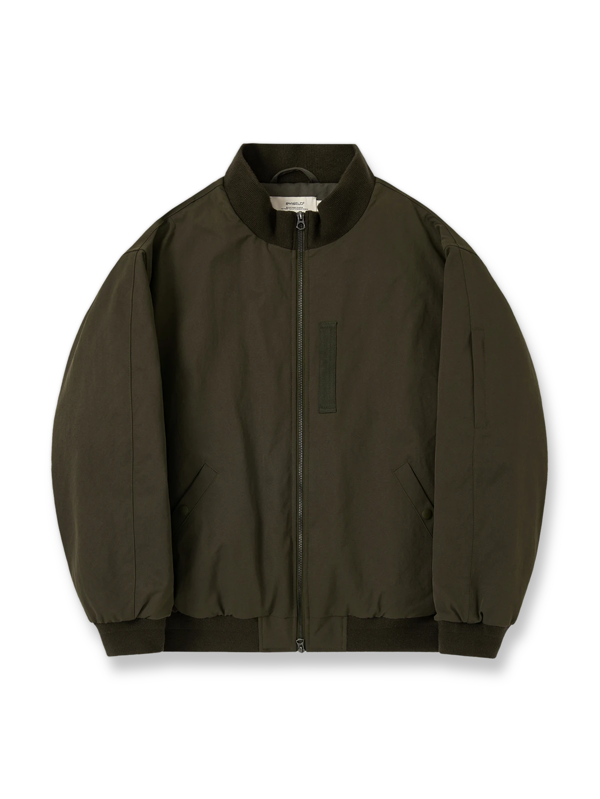 製品画像: 厚手MA-1フライトジャケット正面展示 - 温かさと柔らかさを兼ね備えた冬のアウター。
詳細画像: 立ち襟と多機能ポケットのディテール展示 - 実用性を高めたデザイン。