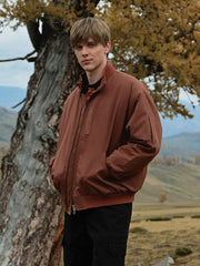 詳細画像: 立ち襟と多機能ポケットのディテール展示 - 実用性を高めたデザイン。
モデル画像: モデル着用のMA-1フライトジャケット全体スタイリング - アウトドアやカジュアルなシーンにぴったり。