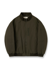 製品画像: 厚手MA-1フライトジャケット正面展示 - 温かさと柔らかさを兼ね備えた冬のアウター。
詳細画像: 立ち襟と多機能ポケットのディテール展示 - 実用性を高めたデザイン。