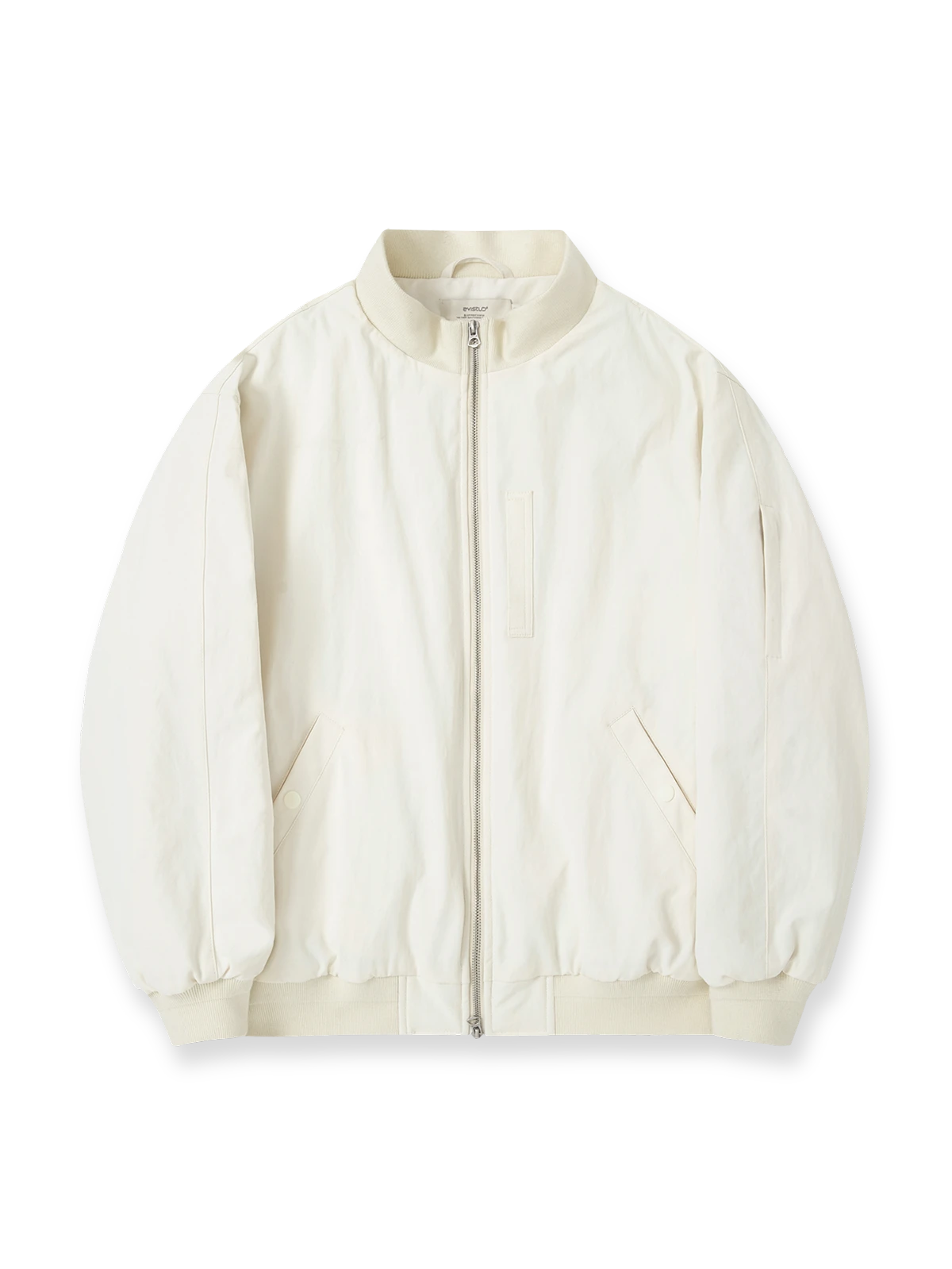 製品画像: 厚手MA-1フライトジャケット正面展示 - 温かさと柔らかさを兼ね備えた冬のアウター。
詳細画像: 立ち襟と多機能ポケットのディテール展示 - 実用性を高めたデザイン。