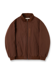 製品画像: 厚手MA-1フライトジャケット正面展示 - 温かさと柔らかさを兼ね備えた冬のアウター。
詳細画像: 立ち襟と多機能ポケットのディテール展示 - 実用性を高めたデザイン。