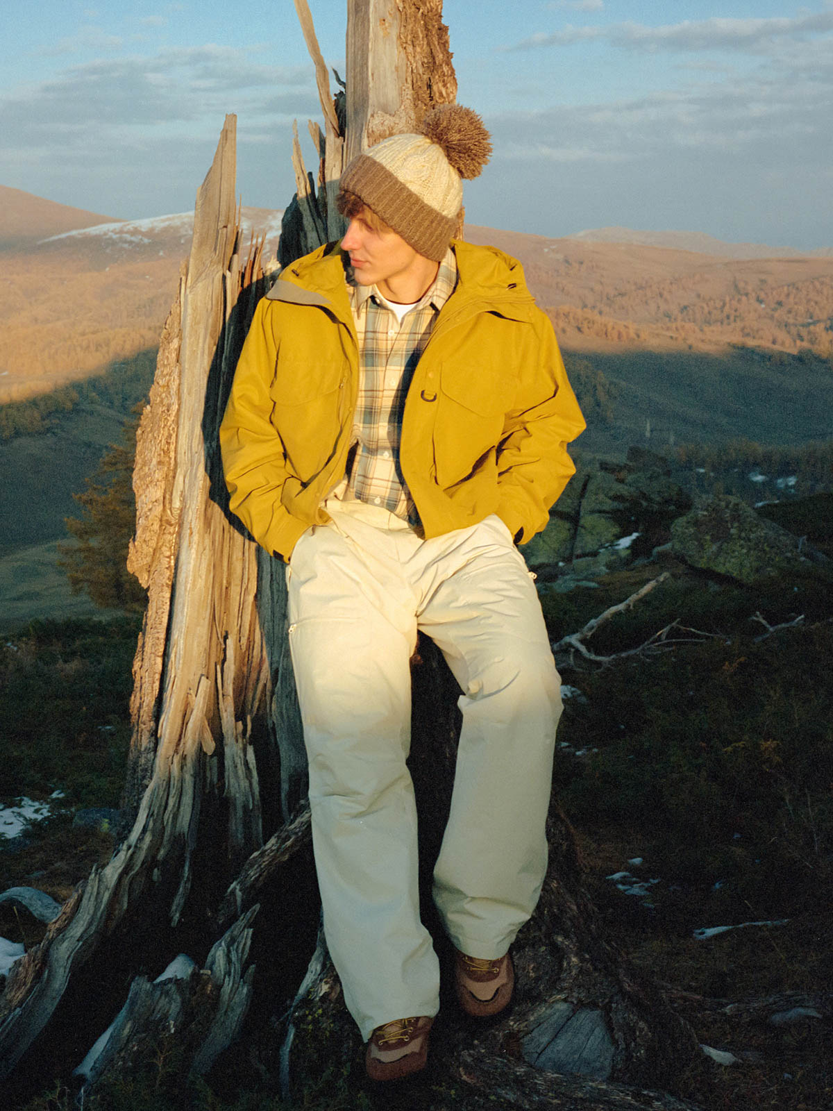 詳細画像: フロントの大きなポケットと背面ジップポケットのディテール展示 - 実用的な収納スペースが魅力。
モデル画像: モデル着用のアウトドアワークスタイルシェルジャケット - アウトドアや日常使いに活躍するスタイリング。