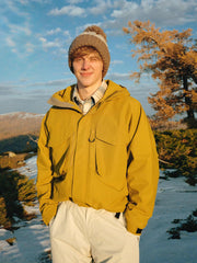 詳細画像: フロントの大きなポケットと背面ジップポケットのディテール展示 - 実用的な収納スペースが魅力。
モデル画像: モデル着用のアウトドアワークスタイルシェルジャケット - アウトドアや日常使いに活躍するスタイリング。