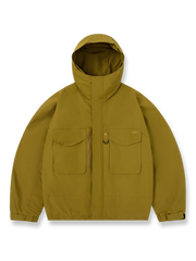 製品画像: アウトドアワークシェルジャケット全体展示 - 冬の防寒に最適な多機能シェルジャケット。
詳細画像: フロントの大きなポケットと背面ジップポケットのディテール展示 - 実用的な収納スペースが魅力。