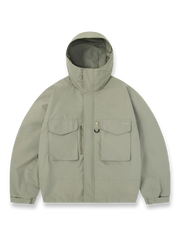 製品画像: アウトドアワークシェルジャケット全体展示 - 冬の防寒に最適な多機能シェルジャケット。
詳細画像: フロントの大きなポケットと背面ジップポケットのディテール展示 - 実用的な収納スペースが魅力。