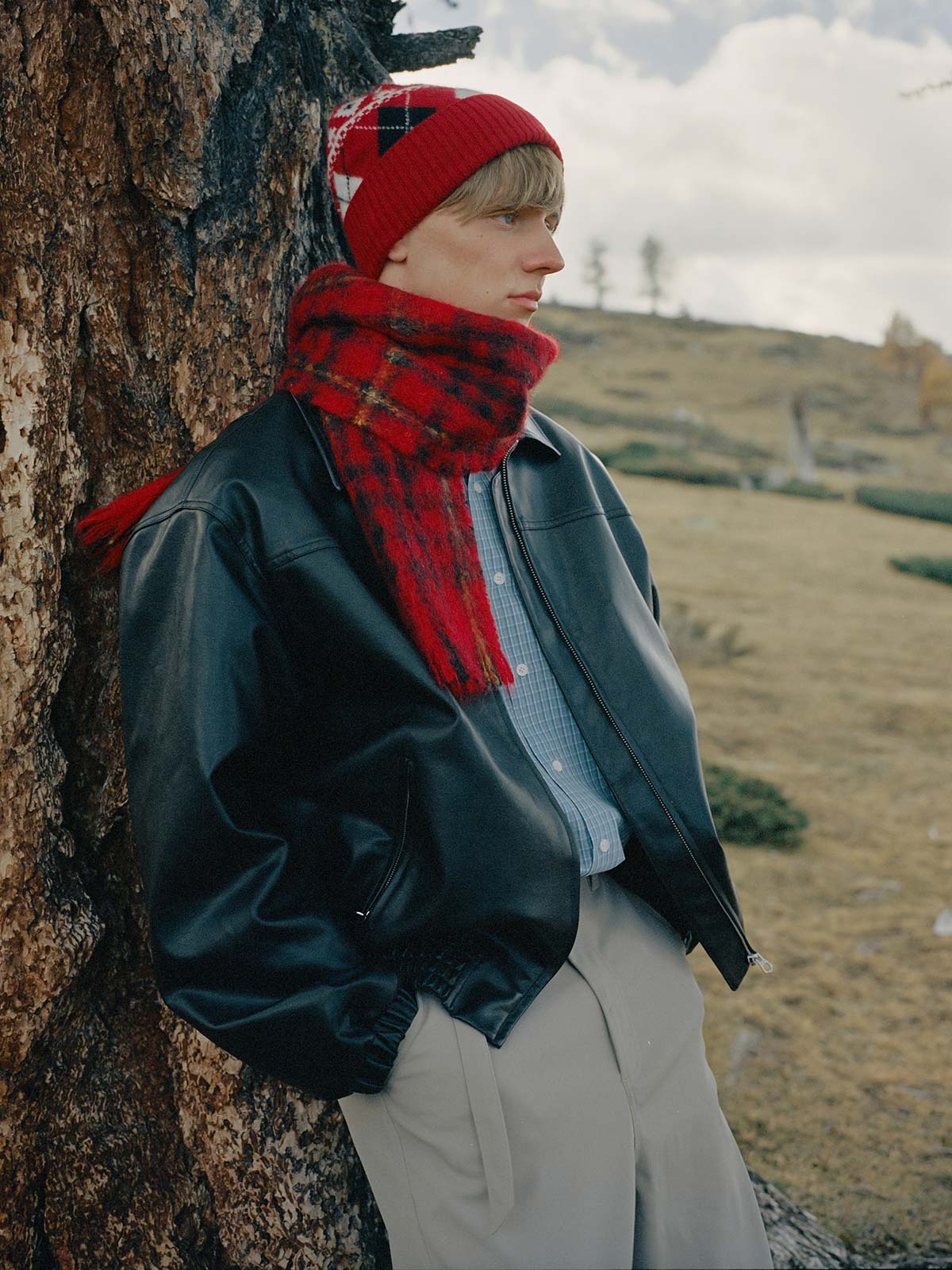 詳細画像: ダブルジップポケットとゴム入り裾のディテール
モデル画像: モデルが着用するレトロスタイルのPUレザージャケット 秋冬コーディネート