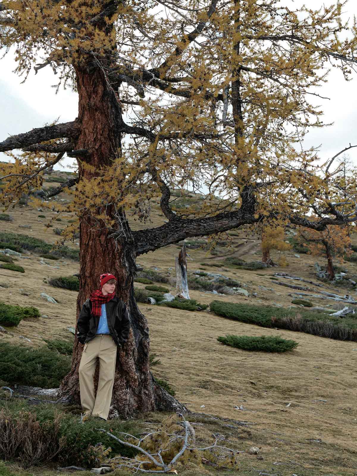 詳細画像: ダブルジップポケットとゴム入り裾のディテール
モデル画像: モデルが着用するレトロスタイルのPUレザージャケット 秋冬コーディネート