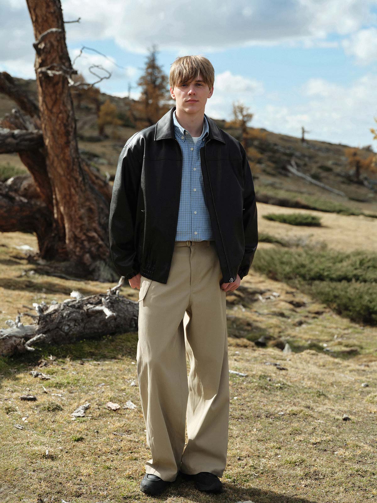 詳細画像: ダブルジップポケットとゴム入り裾のディテール
モデル画像: モデルが着用するレトロスタイルのPUレザージャケット 秋冬コーディネート