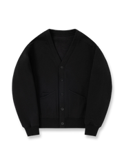 製品画像: 発熱機能フリースVネックカーディガン正面展示 - 秋冬にぴったりな保温性抜群のカーディガン。
詳細画像: ボタンとフリース素材のディテール展示 - クラシックなデザインが特徴。