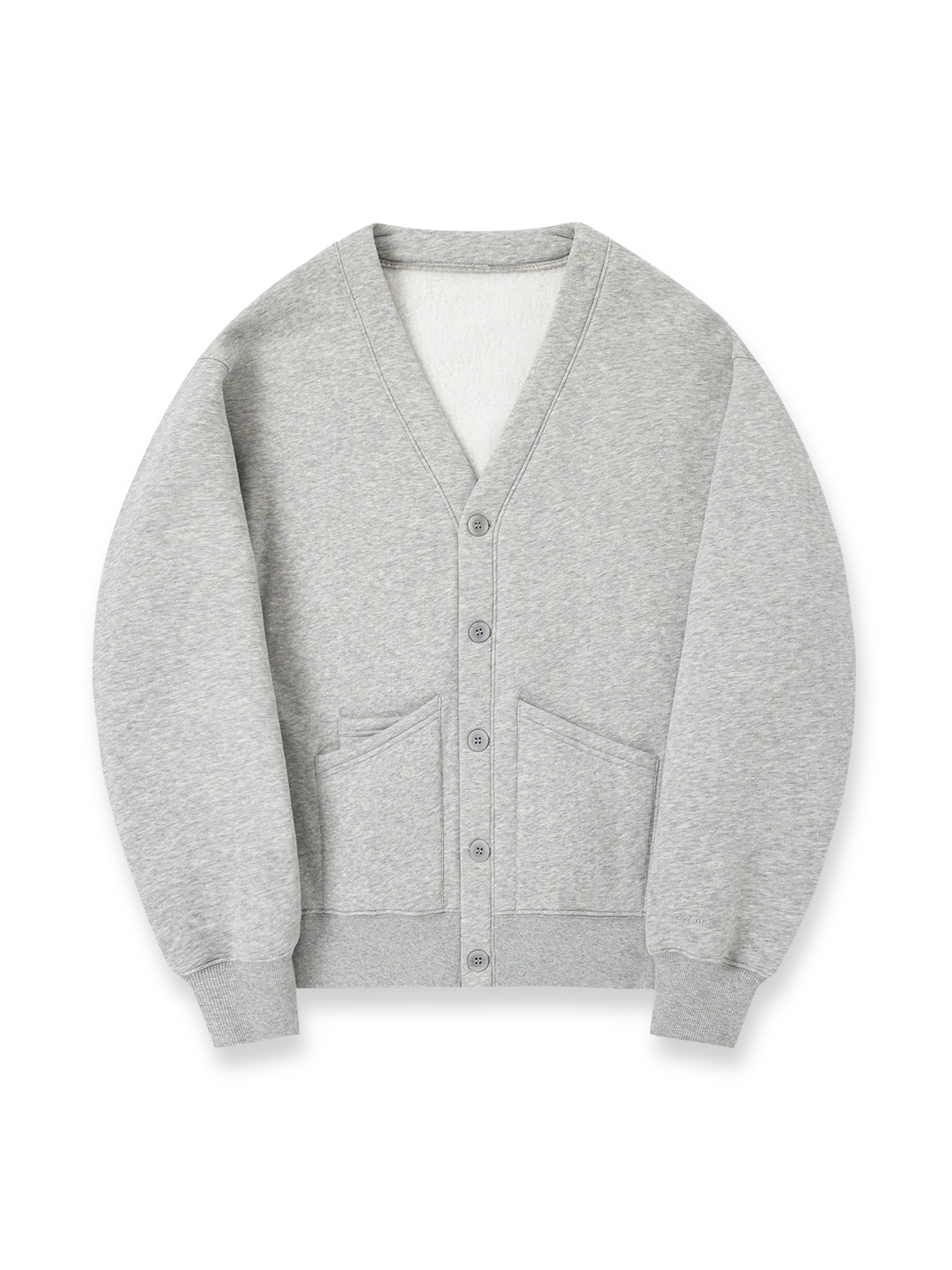 製品画像: 発熱機能フリースVネックカーディガン正面展示 - 秋冬にぴったりな保温性抜群のカーディガン。
詳細画像: ボタンとフリース素材のディテール展示 - クラシックなデザインが特徴。