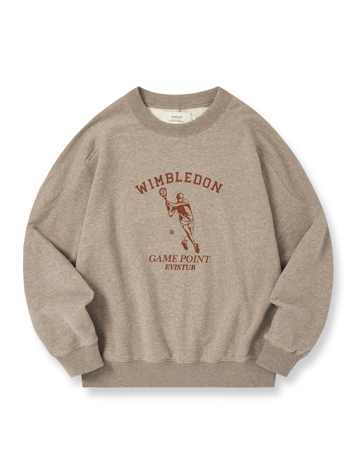 製品画像: フロッキー加工のジャパニーズテイストカーボンブラッシュスウェットの正面展示。秋冬に最適な柔らかい素材感とクラシックなスポーツスタイルを強調。
詳細画像: フロッキー加工とカーボンブラッシュ生地の質感ディテール展示。高品質な柔らかさと耐久性をアピール。