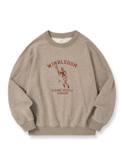 製品画像: フロッキー加工のジャパニーズテイストカーボンブラッシュスウェットの正面展示。秋冬に最適な柔らかい素材感とクラシックなスポーツスタイルを強調。
詳細画像: フロッキー加工とカーボンブラッシュ生地の質感ディテール展示。高品質な柔らかさと耐久性をアピール。