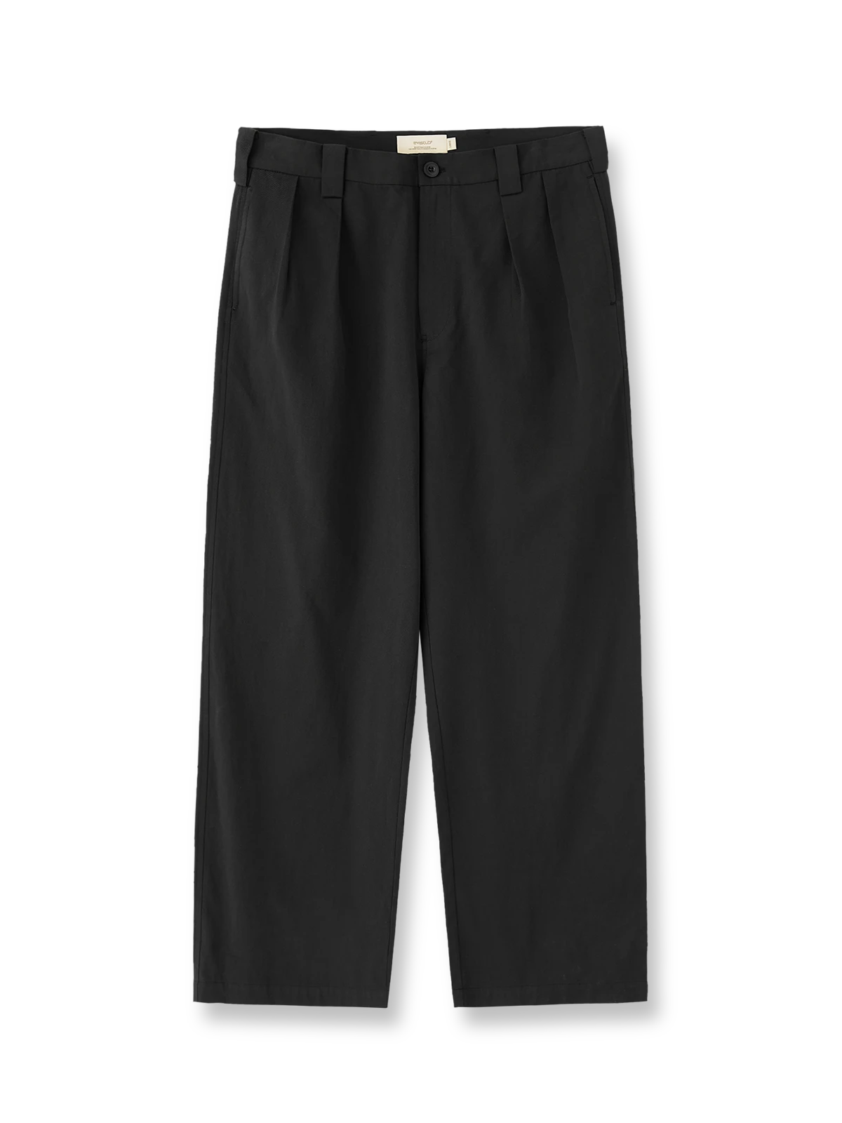 製品画像: ライセル混紡 ツープリーツ ストレートスラックス全体展示。クラシックなツープリーツデザインとストレートシルエットで、エレガントな印象を与えるスラックス。

詳細画像: ウエスト部分のツープリーツとサイドポケットのディテール特写。ツープリーツデザインとポケット配置が際立つ画像。

モデル画像: ツープリーツスラックスとヴィンテージシャツを合わせたカジュアルエレガントなスタイルを披露するモデル。レトロでエレガントな着こなしを表現。