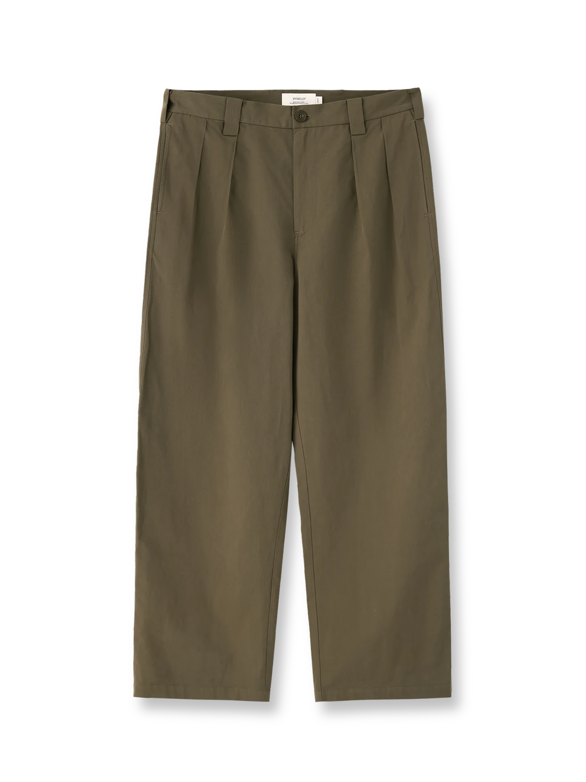 製品画像: ライセル混紡 ツープリーツ ストレートスラックス全体展示。クラシックなツープリーツデザインとストレートシルエットで、エレガントな印象を与えるスラックス。

詳細画像: ウエスト部分のツープリーツとサイドポケットのディテール特写。ツープリーツデザインとポケット配置が際立つ画像。

モデル画像: ツープリーツスラックスとヴィンテージシャツを合わせたカジュアルエレガントなスタイルを披露するモデル。レトロでエレガントな着こなしを表現。