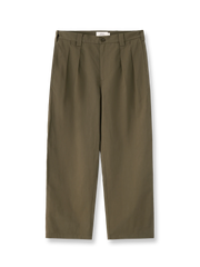 製品画像: ライセル混紡 ツープリーツ ストレートスラックス全体展示。クラシックなツープリーツデザインとストレートシルエットで、エレガントな印象を与えるスラックス。

詳細画像: ウエスト部分のツープリーツとサイドポケットのディテール特写。ツープリーツデザインとポケット配置が際立つ画像。

モデル画像: ツープリーツスラックスとヴィンテージシャツを合わせたカジュアルエレガントなスタイルを披露するモデル。レトロでエレガントな着こなしを表現。