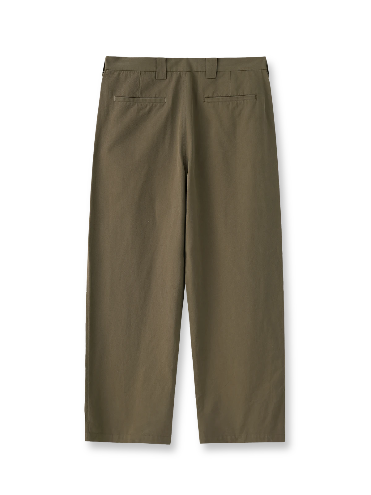 製品画像: ライセル混紡 ツープリーツ ストレートスラックス全体展示。クラシックなツープリーツデザインとストレートシルエットで、エレガントな印象を与えるスラックス。

詳細画像: ウエスト部分のツープリーツとサイドポケットのディテール特写。ツープリーツデザインとポケット配置が際立つ画像。

モデル画像: ツープリーツスラックスとヴィンテージシャツを合わせたカジュアルエレガントなスタイルを披露するモデル。レトロでエレガントな着こなしを表現。