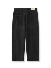 製品画像: アメリカンヴィンテージ ワイドデニムパンツの全体展示。高品質な13OZデニムを使用した、酵素洗い加工でヴィンテージ感を引き立てたデザイン。

詳細画像: 酵素洗い加工とデニムの質感ディテールの特写。繊細な質感と自然なヴィンテージトーンが強調されており、素材感が伝わる画像。