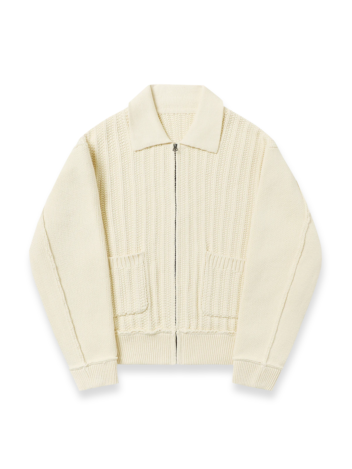 製品画像: ジャパニーズテイストの重厚なレトロケーブル編みニットカーディガンの全体展示。秋冬に最適な温かさとスタイルを兼ね備えたアイテム。
詳細画像: 太い編み目とケーブル模様のディテールを強調した展示。高品質な素材がもたらす柔軟さと安定性をアピール。