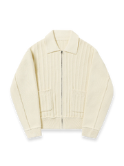 製品画像: ジャパニーズテイストの重厚なレトロケーブル編みニットカーディガンの全体展示。秋冬に最適な温かさとスタイルを兼ね備えたアイテム。
詳細画像: 太い編み目とケーブル模様のディテールを強調した展示。高品質な素材がもたらす柔軟さと安定性をアピール。