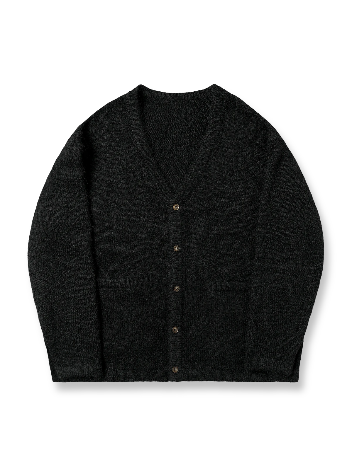 製品画像: アルパカロングヘア混紡ニットセーターの全体展示。クラシックなオープンカラーデザインとケーブル編み模様が特徴で、レトロ感と暖かさを演出するエレガントな一着。

詳細画像: ニットのケーブル編み模様と木製ボタンのディテール特写。温かみのある素材とクラシックなデザインが、日常的に使える上品さを引き立てます。