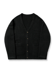 製品画像: アルパカロングヘア混紡ニットセーターの全体展示。クラシックなオープンカラーデザインとケーブル編み模様が特徴で、レトロ感と暖かさを演出するエレガントな一着。

詳細画像: ニットのケーブル編み模様と木製ボタンのディテール特写。温かみのある素材とクラシックなデザインが、日常的に使える上品さを引き立てます。