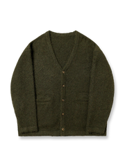 製品画像: アルパカロングヘア混紡ニットセーターの全体展示。クラシックなオープンカラーデザインとケーブル編み模様が特徴で、レトロ感と暖かさを演出するエレガントな一着。

詳細画像: ニットのケーブル編み模様と木製ボタンのディテール特写。温かみのある素材とクラシックなデザインが、日常的に使える上品さを引き立てます。