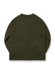 製品画像: アルパカロングヘア混紡ニットセーターの全体展示。クラシックなオープンカラーデザインとケーブル編み模様が特徴で、レトロ感と暖かさを演出するエレガントな一着。

詳細画像: ニットのケーブル編み模様と木製ボタンのディテール特写。温かみのある素材とクラシックなデザインが、日常的に使える上品さを引き立てます。