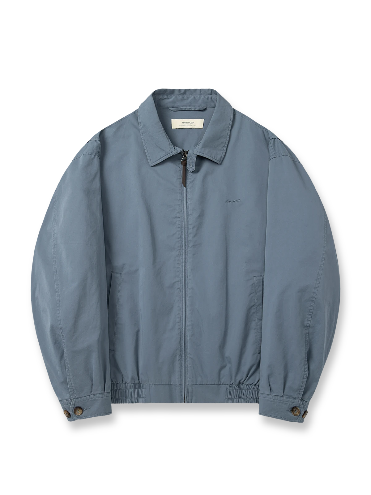 製品画像: ハリントンG9ヴィンテージジャケット全体展示。クラシックなオープンカラーデザインとヴィンテージウォッシュ加工で、洗練されたシルエットと柔らかな手触りが特徴のジャケット。

詳細画像: チェック柄ライニングとオープンカラー部分のディテール特写。ディテールのこだわりがヴィンテージ感を引き立て、上品なデザイン性を強調。