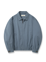 製品画像: ハリントンG9ヴィンテージジャケット全体展示。クラシックなオープンカラーデザインとヴィンテージウォッシュ加工で、洗練されたシルエットと柔らかな手触りが特徴のジャケット。

詳細画像: チェック柄ライニングとオープンカラー部分のディテール特写。ディテールのこだわりがヴィンテージ感を引き立て、上品なデザイン性を強調。